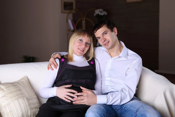 Junge Schwangere Frau Und Ihr Mann Hause Zusammen — Stockfoto