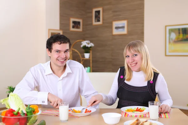 Jong Paar Liefde Thuis Samen Eten Plezier — Stockfoto