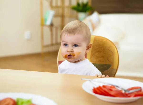 Niño comiendo. — Foto de Stock