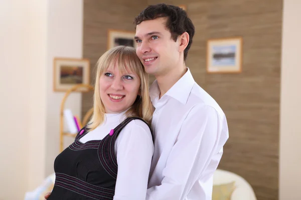 怀孕的妻子和她的丈夫在家里 — 图库照片