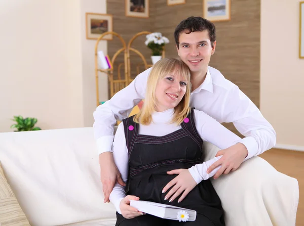 Embarazada esposa y su marido en casa —  Fotos de Stock