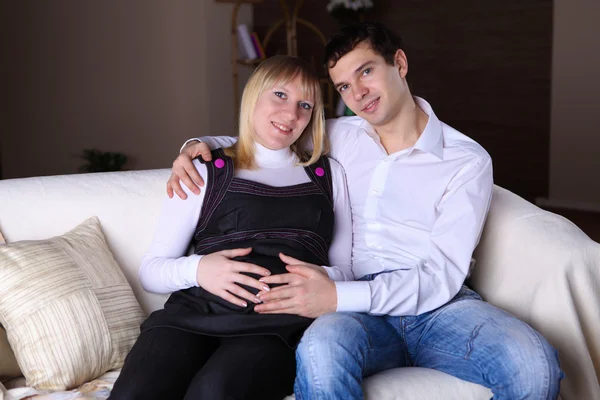 Young Pregnant Wife Her Husband Home Together — Stock Photo, Image