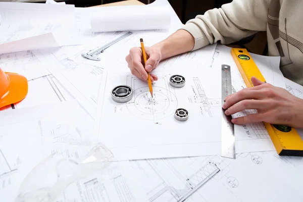 Konstruktionsentwürfe Und Werkzeuge Auf Dem Tisch — Stockfoto