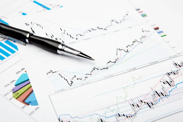 Finanční schémata a grafy — Stock fotografie