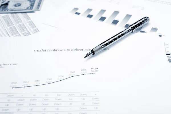 Finanzdiagramme Und Diagramme Liegen Auf Dem Tisch — Stockfoto