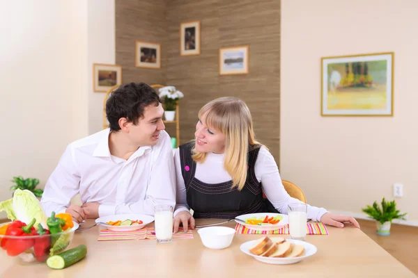 Pareja Joven Enamorada Casa Comiendo Juntos Divirtiéndose — Foto de Stock