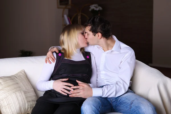 Young Pregnant Wife Her Husband Home Together — Stock Photo, Image