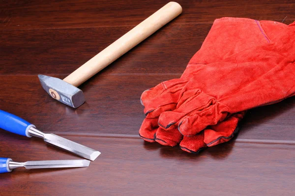 Handschuhe Für Die Arbeit Mit Roten Und Blauen Werkzeugen — Stockfoto