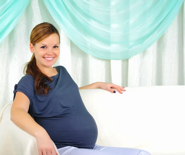 Портрет молодой беременной девушки — стоковое фото