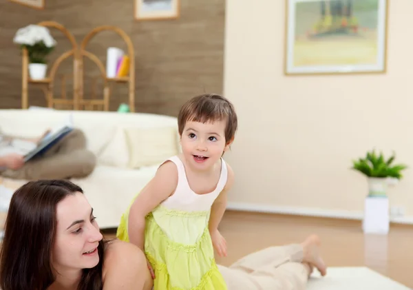 Jonge Moeder Met Plezier Met Haar Zoontje Thuis Verdieping — Stockfoto