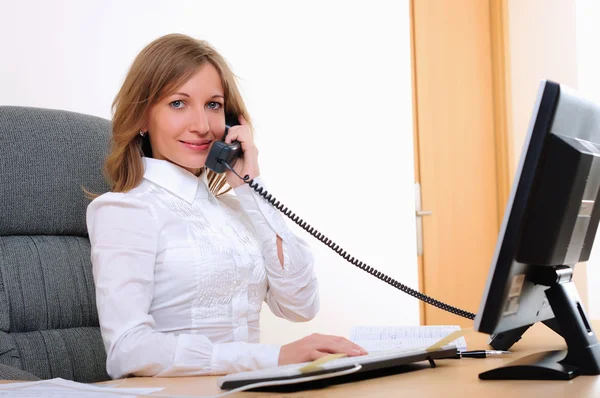 在电话上交谈的年轻商业女人肖像 — 图库照片