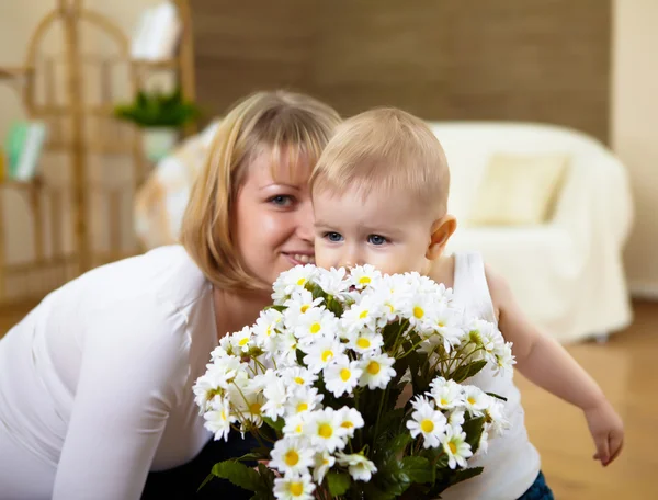 Menino Sua Mãe Brincando Com Flores Brancas — Fotografia de Stock