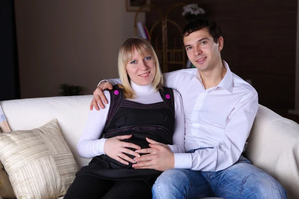 Moglie incinta e suo marito a casa — Foto Stock