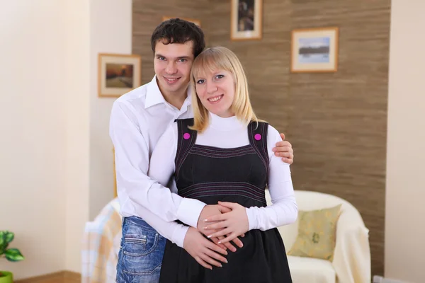 年轻怀孕的妻子和她的丈夫在家里一起 — 图库照片