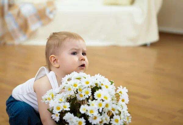 Ένα μικρό αγόρι με τα άσπρα λουλούδια — Φωτογραφία Αρχείου