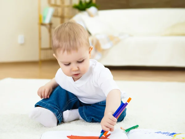 Μικρό αγόρι, σχέδιο με μολύβια χρώματος — Φωτογραφία Αρχείου
