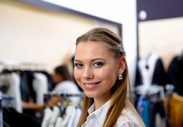 Jovem mulher em uma loja comprar roupas — Fotografia de Stock