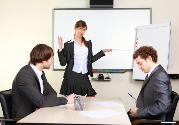 Una joven mujer de negocios haciendo una presentación —  Fotos de Stock