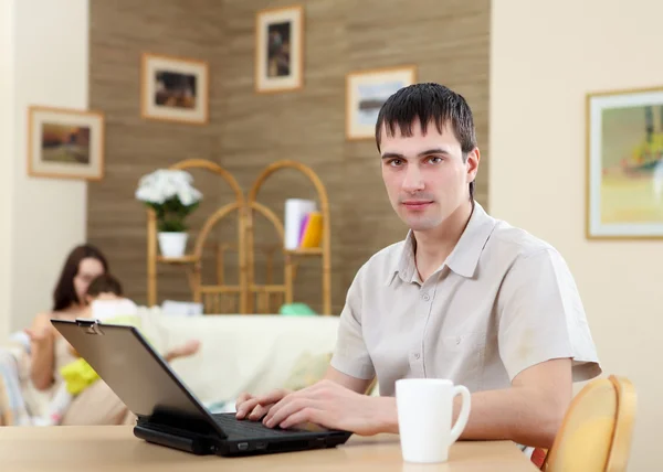 Νεαρός Που Εργάζεται Ένα Φορητό Υπολογιστή Στο Σπίτι — Φωτογραφία Αρχείου
