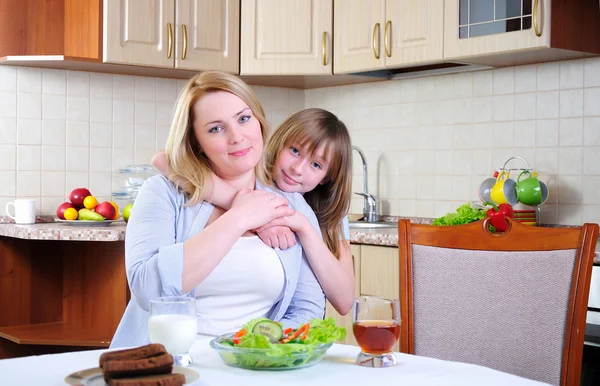 Mutter Und Kleine Tochter Frühstücken Gemeinsam Der Küche — Stockfoto