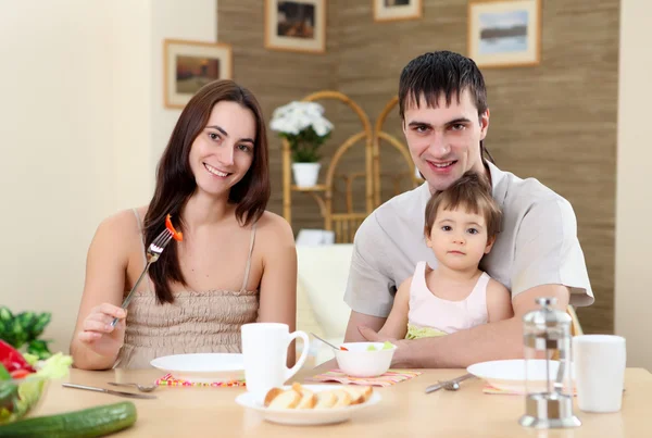 Jeune famille à la maison prendre le repas — Photo