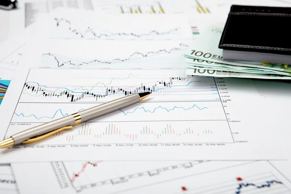 Gráficos Financieros Gráficos Sobre Mesa — Foto de Stock