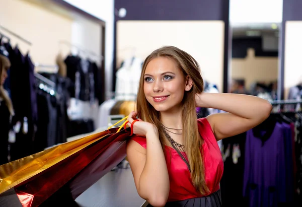 Giovane donna in un negozio di acquistare vestiti — Foto Stock