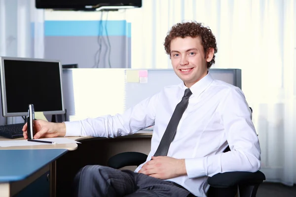 Um jovem empresário no cargo — Fotografia de Stock