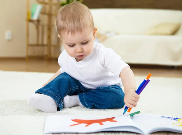 Kleiner Junge zeichnet mit Buntstiften — Stockfoto