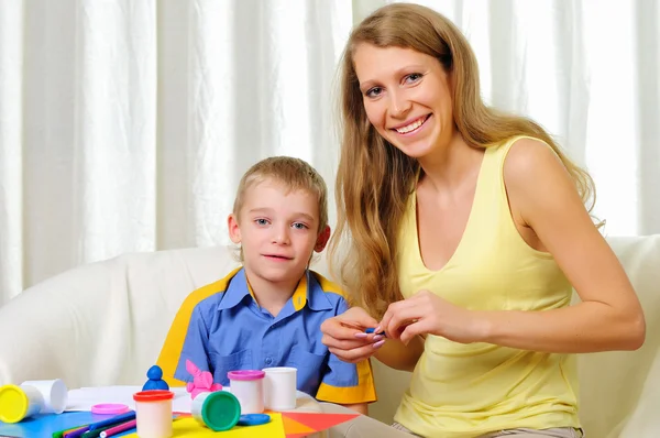 Ein Kleiner Junge Mit Seiner Mutter Beim Gemeinsamen Lernen Hause — Stockfoto