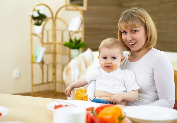 Mãe alimentando seu filho em casa — Fotografia de Stock