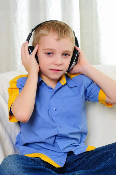 Petit Garçon Assis Sur Canapé Avec Des Écouteurs Écoutant Musique — Photo