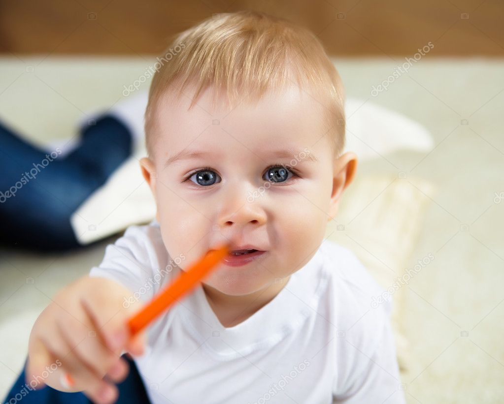 Ragazzino disegno con matite colorate — Foto Stock