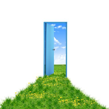 Açık yeşil çim ve mavi gökyüzü güzel temiz tabiata giden kapı