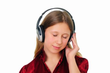 bir genç kız bir kırmızı gömlek kulaklık ile müzik dinleme