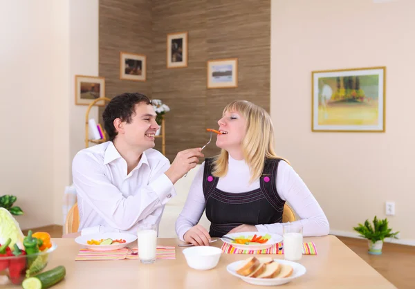 Pareja Joven Enamorada Casa Comiendo Juntos Divirtiéndose —  Fotos de Stock