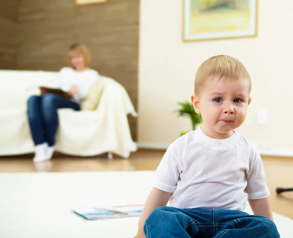 Mały chłopiec bawi się na piętrze w domu — Zdjęcie stockowe