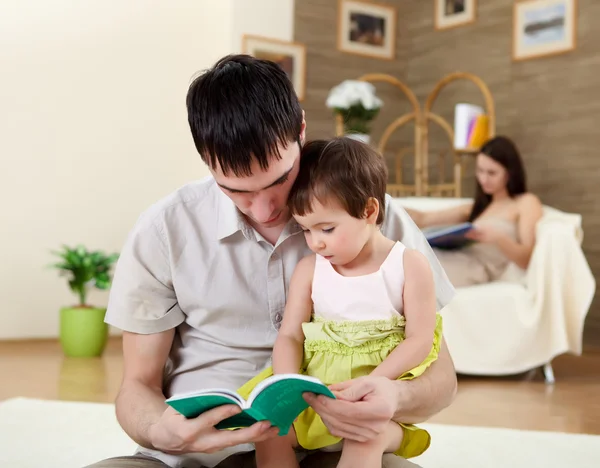 Μικρά Πατέρας Μια Κόρη Στο Σπίτι Διαβάζοντας Ένα Βιβλίο — Φωτογραφία Αρχείου