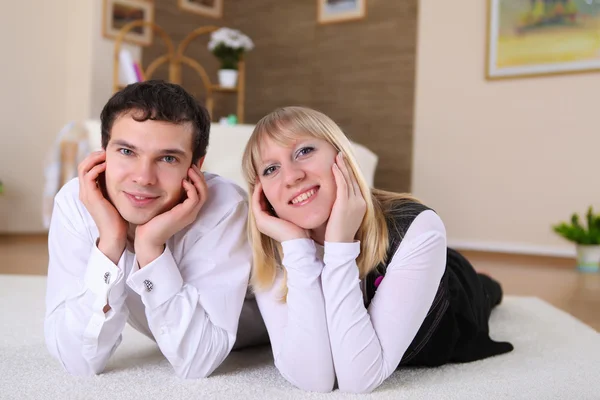 Birlikte Sevgi Evde Mutlu Bir Genç Çift — Stok fotoğraf