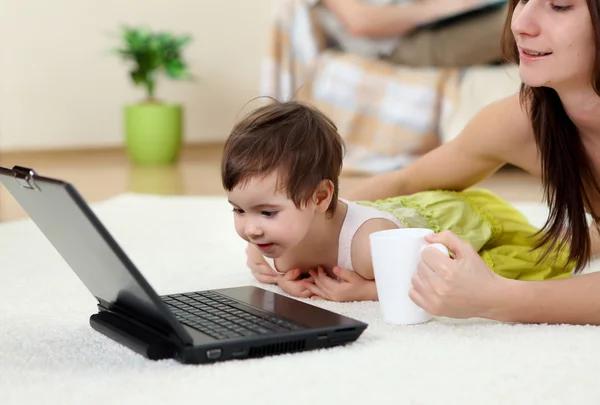 Barnet med en bärbar dator — Stockfoto