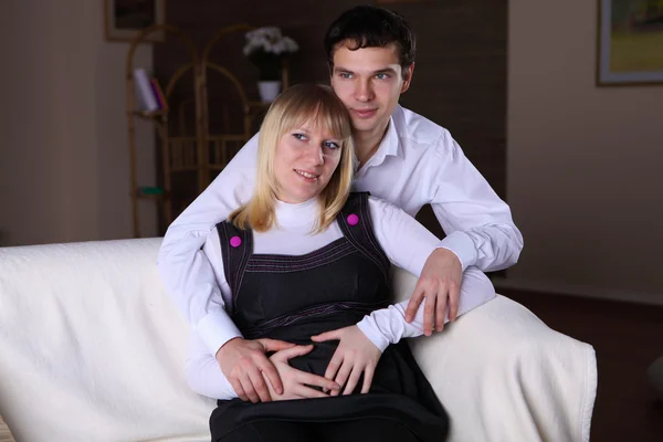 Hamile eşi ve kocası evde — Stok fotoğraf