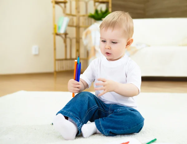 Мальчик рисует цветными карандашами — стоковое фото