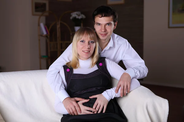 Fiatal Terhes Feleségét Férje Otthon Együtt — Stock Fotó