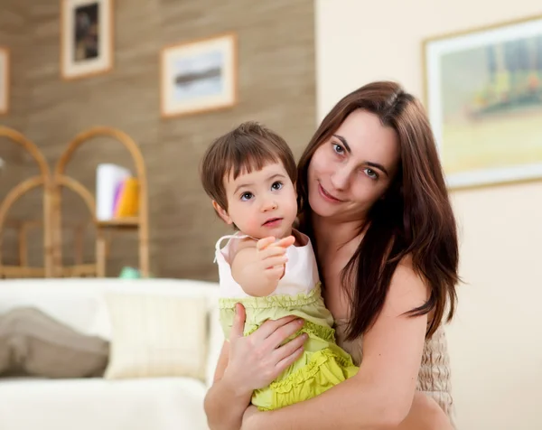 Mladá matka s dítětem doma — Stock fotografie