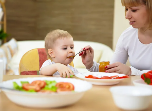 Küçük Bebek Evde Masada Oturma Yemek Olan — Stok fotoğraf