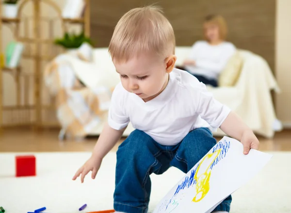 Renkli Kalemle Çizim Evde Katta Oturan Küçük Çocuk — Stok fotoğraf