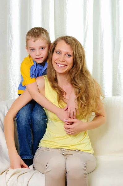 自宅で一緒に勉強して彼の母と小さな男の子 — ストック写真