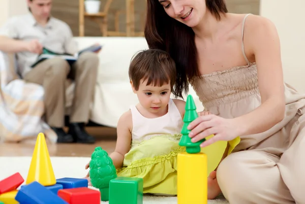 Fiatal Anya gyermekével otthon játszik — Stock Fotó