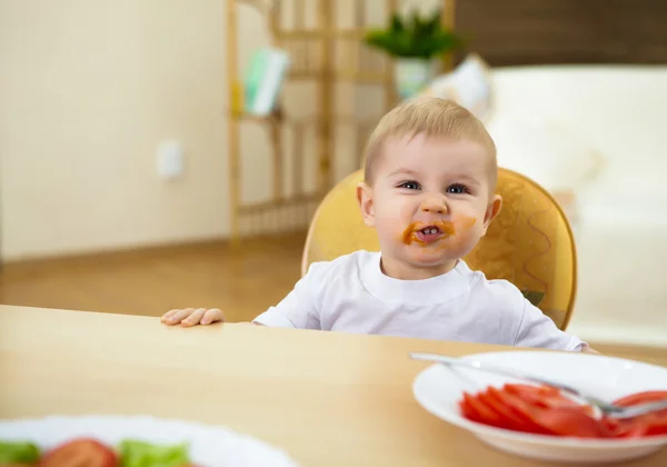 Μωράκι Στο Σπίτι Κάθεται Στο Τραπέζι Και Έχουν Γεύμα — Φωτογραφία Αρχείου