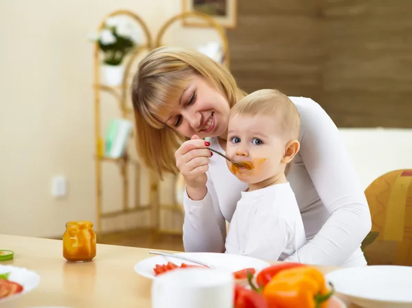 与一个婴儿的母亲在家里吃饭 — 图库照片